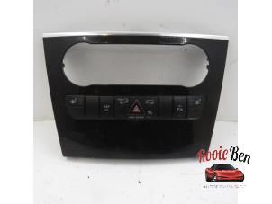 Gebruikte Alarmlicht Schakelaar Mercedes ML II (164/4JG) 3.0 ML-280 CDI 4-Matic V6 24V Prijs € 15,00 Margeregeling aangeboden door Rooie Ben autodemontage