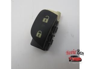 Gebruikte Schakelaar Centr. Deurvergrendeling Saab 9-3 II (YS3F) 2.0T 16V BioPower Prijs € 10,00 Margeregeling aangeboden door Rooie Ben autodemontage