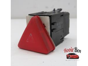 Gebruikte Alarmlicht Schakelaar Volkswagen Golf V (1K1) 1.6 FSI 16V Prijs € 10,00 Margeregeling aangeboden door Rooie Ben autodemontage