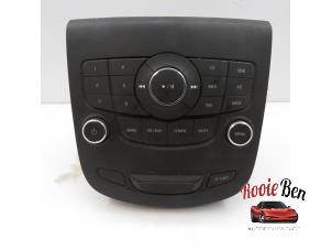 Gebruikte Radiobedienings paneel Chevrolet Orlando (YYM/YYW) 2.0 D 16V Prijs op aanvraag aangeboden door Rooie Ben autodemontage