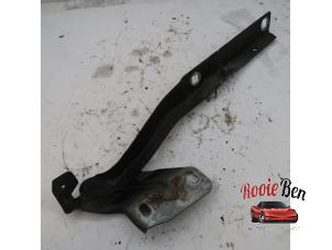 Gebruikte Motorkap Scharnier Dodge Ram 1500 (DR/DH/D1/DC/DM) 5.7 V8 Hemi 1500 4x2 Prijs € 10,00 Margeregeling aangeboden door Rooie Ben autodemontage