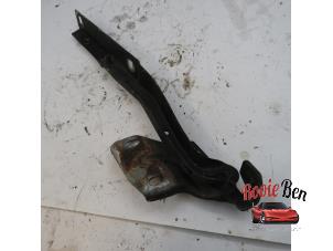 Gebruikte Motorkap Scharnier Dodge Ram 1500 (DR/DH/D1/DC/DM) 5.7 V8 Hemi 1500 4x2 Prijs € 10,00 Margeregeling aangeboden door Rooie Ben autodemontage