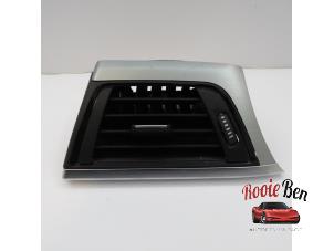Gebruikte Luchtrooster Dashboard BMW 4 serie Gran Coupe (F36) 435i 3.0 24V Prijs € 20,00 Margeregeling aangeboden door Rooie Ben autodemontage