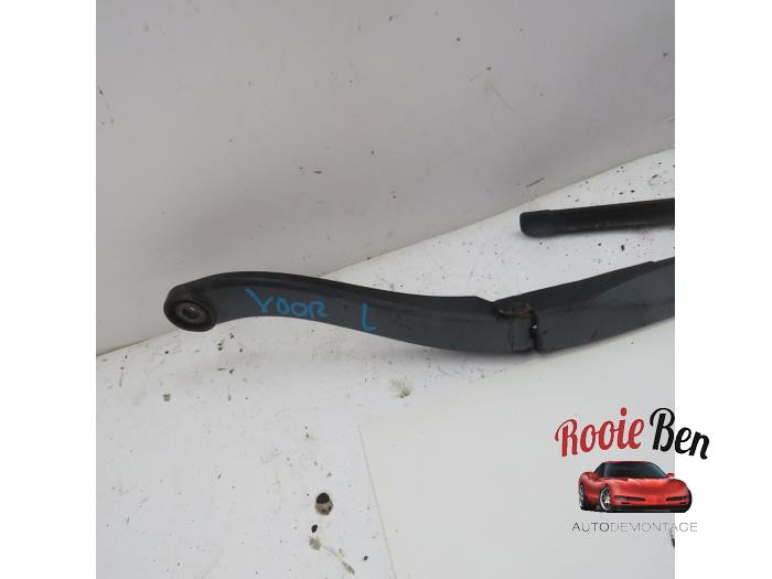 Ruitenwisserarm voor van een Cadillac STS (K63) 3.6 V6 24V VVT Li 2005