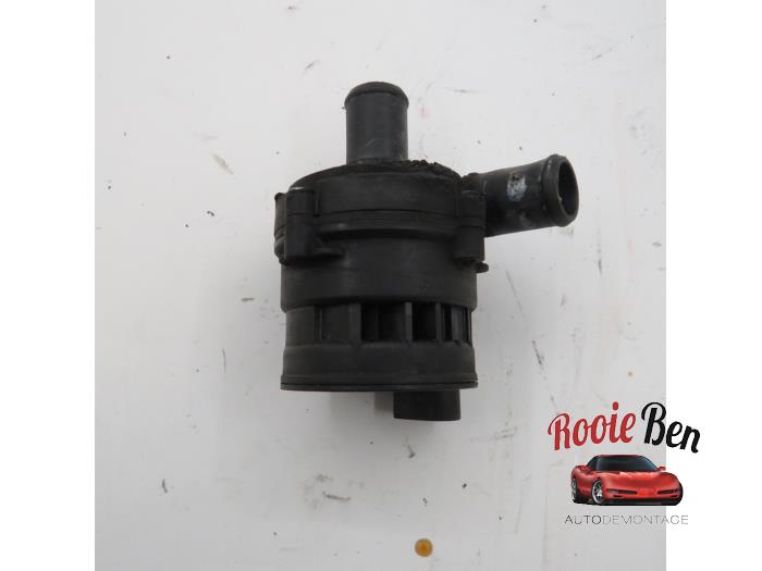 Gebruikte Waterpomp Mercedes C (W205) C-350 e 2.0 16V Prijs € 50,00 Margeregeling aangeboden door Rooie Ben autodemontage
