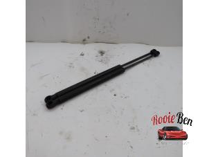 Gebruikte Gasdemper Motorkap Set Dodge 1500 Crew Cab (DS) 5.7 Hemi V8 4x4 Prijs op aanvraag aangeboden door Rooie Ben autodemontage