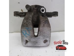 Gebruikte Remklauw (Tang) rechts-achter Toyota Avensis Wagon (T25/B1E) 2.0 16V VVT-i D4 Prijs € 20,00 Margeregeling aangeboden door Rooie Ben autodemontage