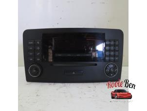 Gebruikte Radio CD Speler Mercedes ML II (164/4JG) 3.0 ML-280 CDI 4-Matic V6 24V Prijs op aanvraag aangeboden door Rooie Ben autodemontage
