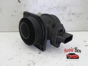 Gebruikte Luchtmassameter Volkswagen Golf V (1K1) 1.9 TDI Prijs € 30,00 Margeregeling aangeboden door Rooie Ben autodemontage