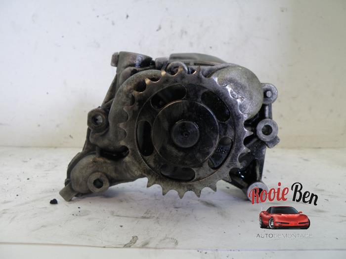 Oliepomp van een Land Rover Range Rover Evoque (LVJ/LVS) 2.2 eD4 16V 5-drs. 2015