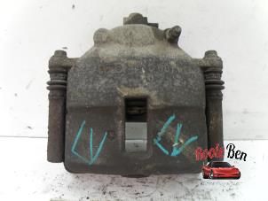 Gebruikte Remklauw (Tang) links-voor Chrysler PT Cruiser 2.0 16V Prijs € 20,00 Margeregeling aangeboden door Rooie Ben autodemontage