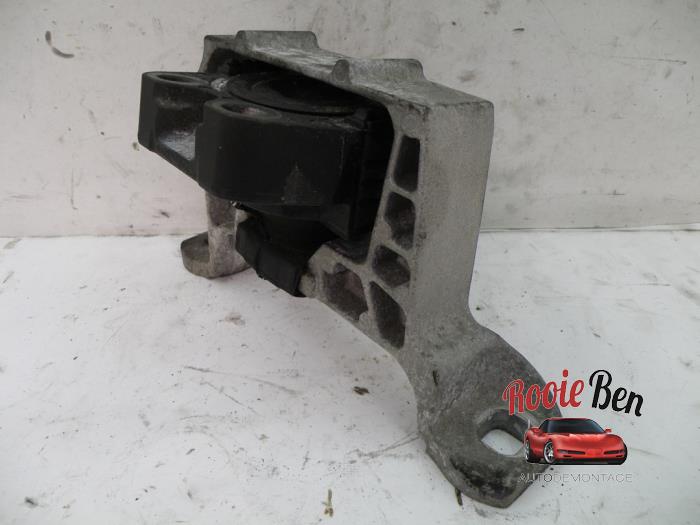 Motorsteun van een Ford Focus 3 Wagon 1.6 TDCi ECOnetic 2012