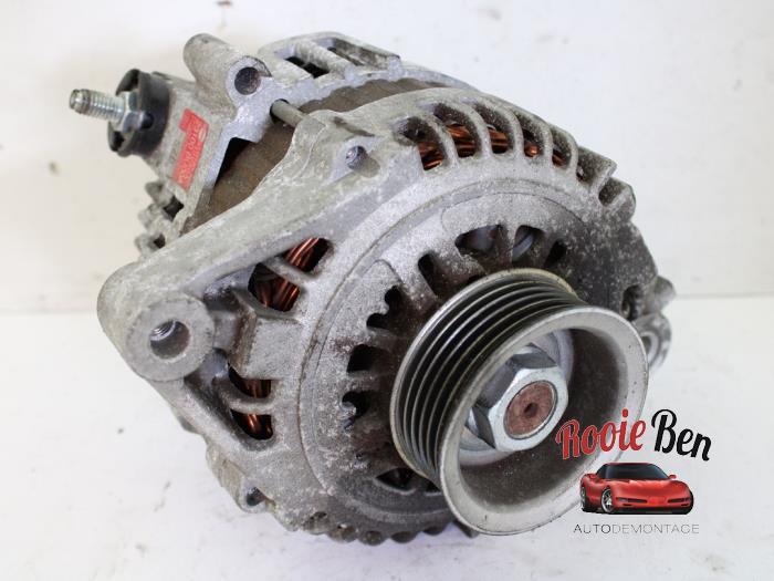 Dynamo van een Nissan Almera Tino (V10M) 1.8 16V 2004