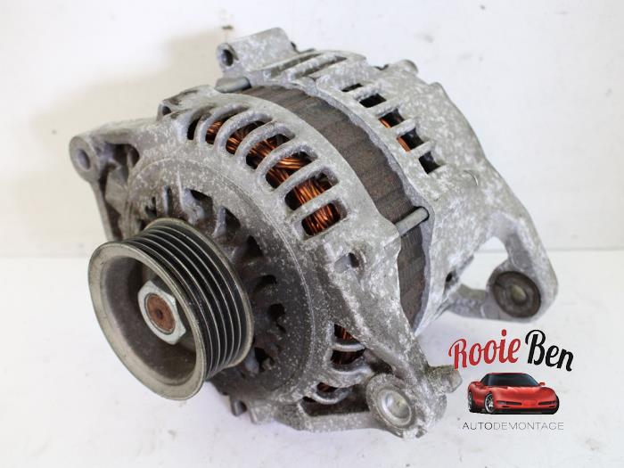 Dynamo van een Nissan Almera Tino (V10M) 1.8 16V 2004