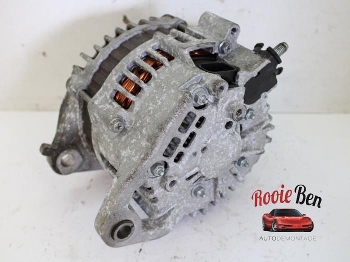 Dynamo van een Nissan Almera Tino (V10M) 1.8 16V 2004