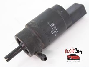 Gebruikte Ruitensproeierpomp voor Mercedes S (W220) 3.2 S-320 CDI Prijs € 10,00 Margeregeling aangeboden door Rooie Ben autodemontage