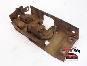 Gebruikte Slotmechaniek Portier 4Deurs links-achter Chevrolet Suburban 4.1 2BBL. Prijs € 25,00 Margeregeling aangeboden door Rooie Ben autodemontage