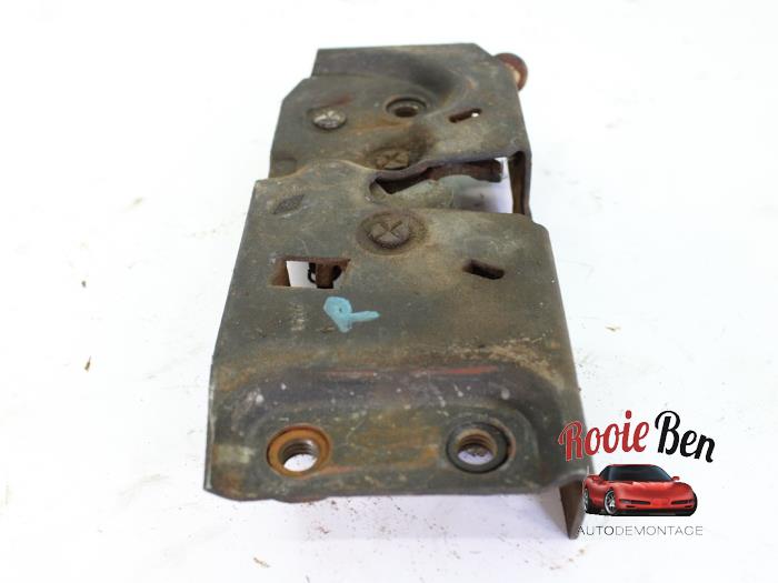 Deurslot Mechaniek 4Deurs rechts-achter van een Chevrolet Suburban 4.1 2BBL. 1977