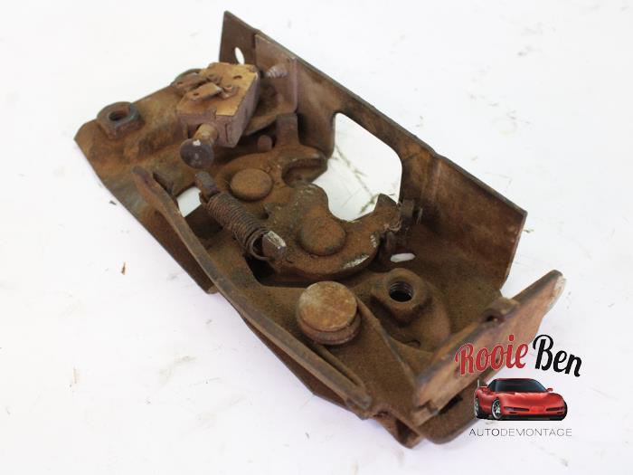 Deurslot Mechaniek 4Deurs rechts-achter van een Chevrolet Suburban 4.1 2BBL. 1977