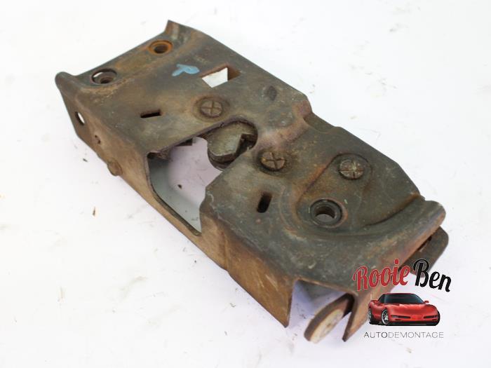 Deurslot Mechaniek 4Deurs rechts-achter van een Chevrolet Suburban 4.1 2BBL. 1977