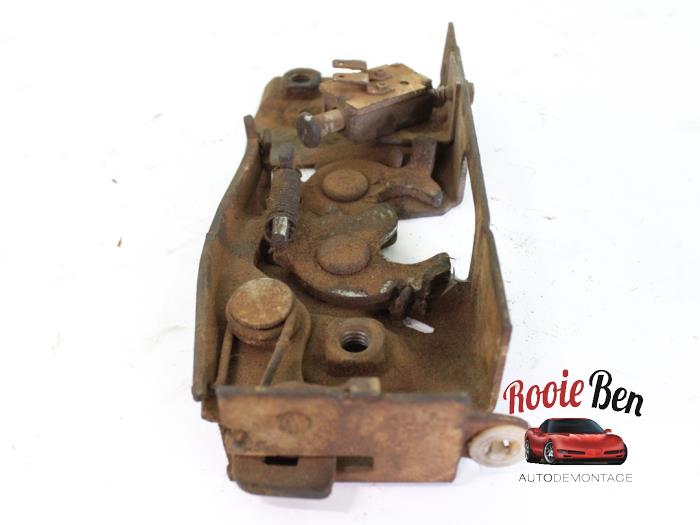 Deurslot Mechaniek 4Deurs rechts-achter van een Chevrolet Suburban 4.1 2BBL. 1977