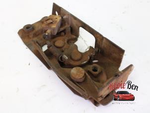 Gebruikte Slotmechaniek Portier 4Deurs rechts-achter Chevrolet Suburban 4.1 2BBL. Prijs € 25,00 Margeregeling aangeboden door Rooie Ben autodemontage