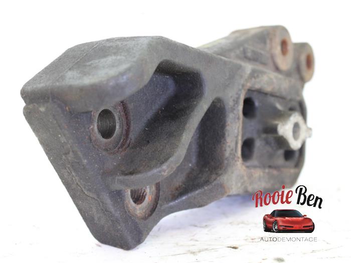 Motorsteun van een Dodge Ram 3500 Standard Cab (DR/DH/D1/DC/DM) 5.7 V8 Hemi 1500 4x4 2004