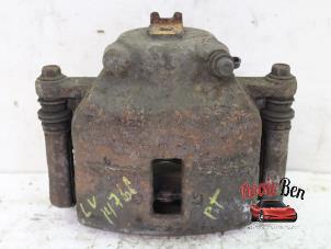 Gebruikte Remklauw (Tang) links-voor Chrysler PT Cruiser 2.0 16V Prijs € 20,00 Margeregeling aangeboden door Rooie Ben autodemontage