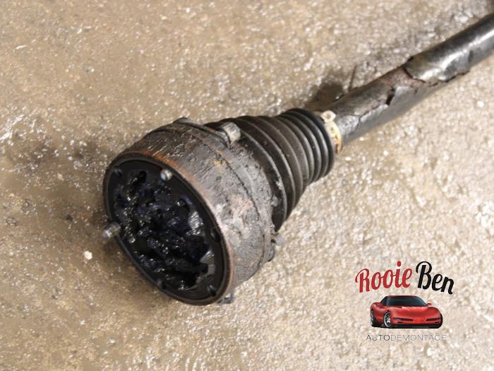 Aandrijfas links-achter van een Volkswagen Tiguan (5N1/2) 2.0 TDI 16V 4Motion 2010