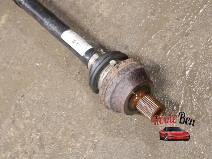 Aandrijfas links-achter van een Volkswagen Tiguan (5N1/2) 2.0 TDI 16V 4Motion 2010