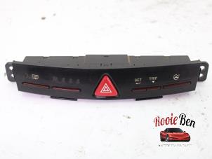 Gebruikte Alarmlicht Schakelaar Ssang Yong Tivoli 1.6 e-XGi 16V 4WD Prijs € 10,00 Margeregeling aangeboden door Rooie Ben autodemontage