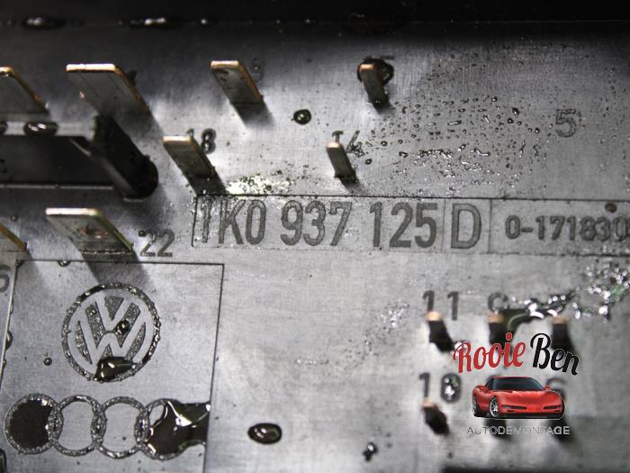 Zekeringkast van een Volkswagen Scirocco (137/13AD) 1.4 TSI 160 16V 2010