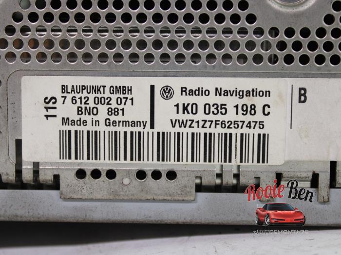 Radio CD Speler van een Volkswagen Eos (1F7/F8) 2.0 FSI 16V 2008