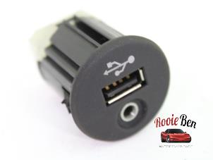 Gebruikte AUX/USB aansluiting Nissan Qashqai (J10) 1.6 16V Prijs op aanvraag aangeboden door Rooie Ben autodemontage