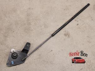 Gebruikte Bevestiging gasveer Dodge Ram 3500 Standard Cab (DR/DH/D1/DC/DM) 4.7 V8 1500 4x2 Extended Crew Cab Prijs op aanvraag aangeboden door Rooie Ben autodemontage