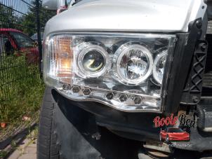 Gebruikte Rechter Koplamp Dodge Ram 3500 Standard Cab (DR/DH/D1/DC/DM) 5.7 V8 Hemi 1500 4x2 Prijs op aanvraag aangeboden door Rooie Ben autodemontage