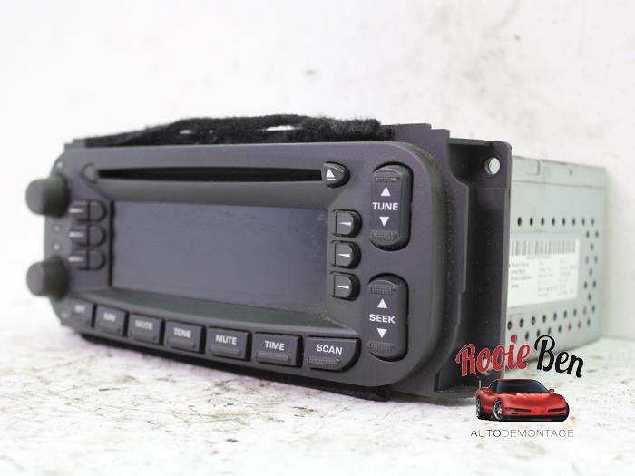 Radio CD Speler van een Chrysler Voyager/Grand Voyager (RG) 2.8 CRD 16V Autom. 2008