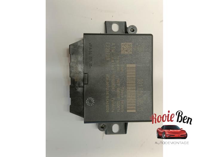 Parkeerhulp computer van een Porsche 718 Cayman (982) 4.0 GT4 2020