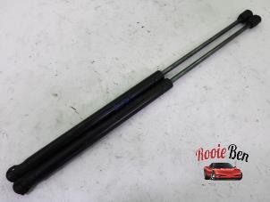 Gebruikte Gasdemper Motorkap Set Dodge Ram 1500 (DR/DH/D1/DC/DM) 5.7 V8 Hemi 1500 4x4 Prijs op aanvraag aangeboden door Rooie Ben autodemontage