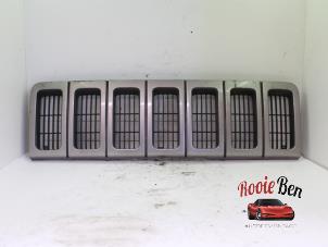 Gebruikte Grille Jeep Grand Cherokee (ZJ) 4.0i Prijs € 25,00 Margeregeling aangeboden door Rooie Ben autodemontage
