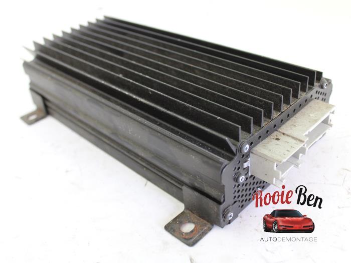 Radio versterker van een Cadillac Seville (K-body) 4.6 SLS/North Star V8 32V 1999