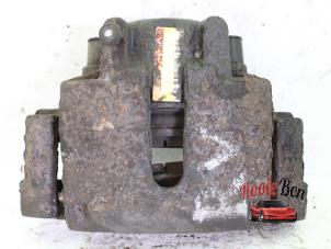 Gebruikte Remklauw (Tang) rechts-voor Chrysler Sebring (JR) 2.0 16V Prijs € 25,00 Margeregeling aangeboden door Rooie Ben autodemontage