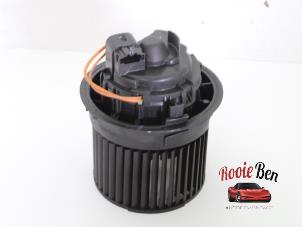 Gebruikte Chaufage Ventilatiemotor Renault Clio IV Estate/Grandtour (7R) 0.9 Energy TCE 90 12V Prijs € 40,00 Margeregeling aangeboden door Rooie Ben autodemontage