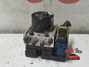 Gebruikte ABS Pomp Renault Twingo II (CN) 1.2 16V Prijs € 50,00 Margeregeling aangeboden door Rooie Ben autodemontage