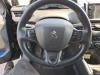 Stuurwiel van een Peugeot 208 I (CA/CC/CK/CL), 2012 / 2019 1.2 Vti 12V PureTech 82, Hatchback, Benzine, 1.199cc, 60kW (82pk), FWD, EB2F; HMZ, 2012-03 / 2019-12, CAHMZ; CCHMZ 2012