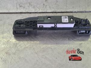 Gebruikte Handgreep Mercedes B (W247) 2.0 B-200d Prijs € 15,00 Margeregeling aangeboden door Rooie Ben autodemontage