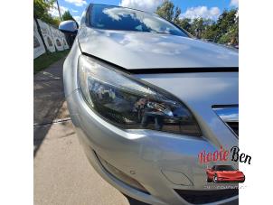 Gebruikte Koplamp rechts Opel Astra J Sports Tourer (PD8/PE8/PF8) 1.4 Turbo 16V Prijs op aanvraag aangeboden door Rooie Ben autodemontage