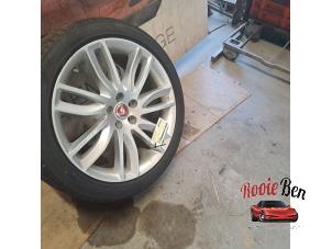 Gebruikte Velg + Band Jaguar XF (X260) 2.0 P250 Turbo 16V Prijs op aanvraag aangeboden door Rooie Ben autodemontage