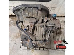 Versnellingsbak van een Opel Vivaro 2.0 CDTI 16V 2013