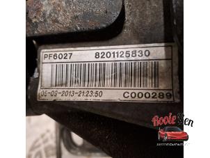 Versnellingsbak van een Opel Vivaro 2.0 CDTI 16V 2013